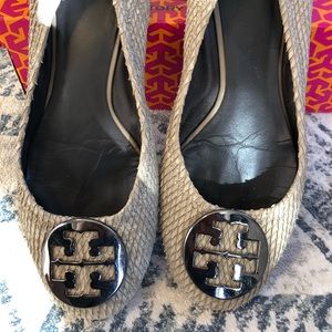 Tory Burch Reva grey snake size 10